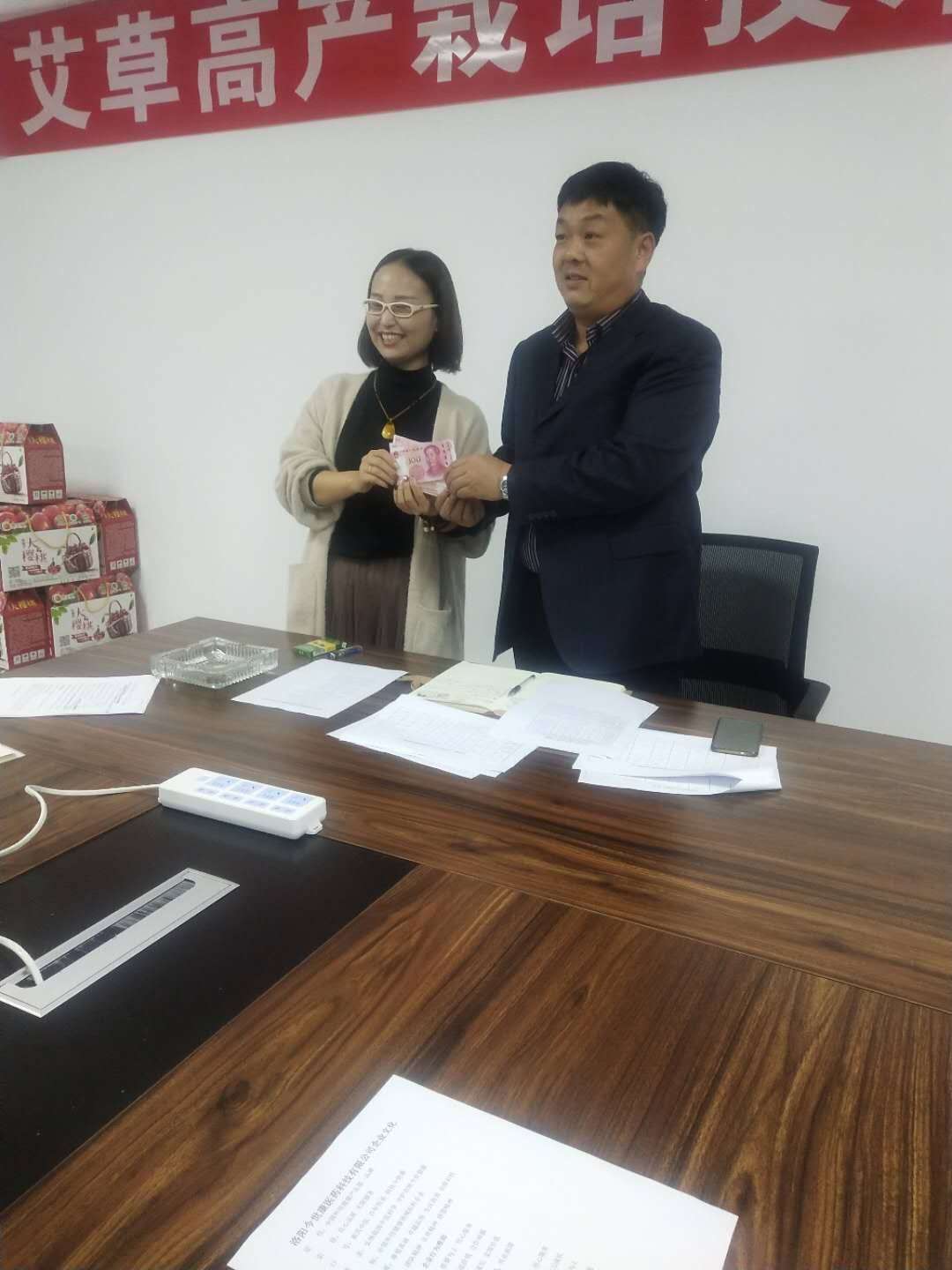 今世康9月份銷(xiāo)售冠軍白玉潔頒獎(jiǎng)現(xiàn)場(chǎng) 今世康9月份銷(xiāo)售冠軍白玉潔頒獎(jiǎng)現(xiàn)場(chǎng)