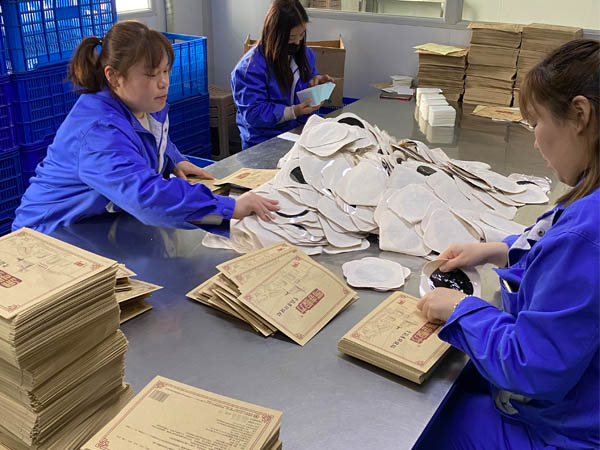 膏貼代加工外用貼劑市場(chǎng)好做嗎？膏藥加工生產(chǎn)廠家分析幾點(diǎn)